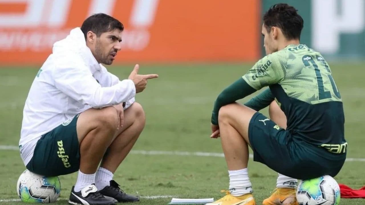 Fase acima do normal de Raphael Veiga no Palmeiras obriga Abel Ferreira a tomar medida drástica contra meia
