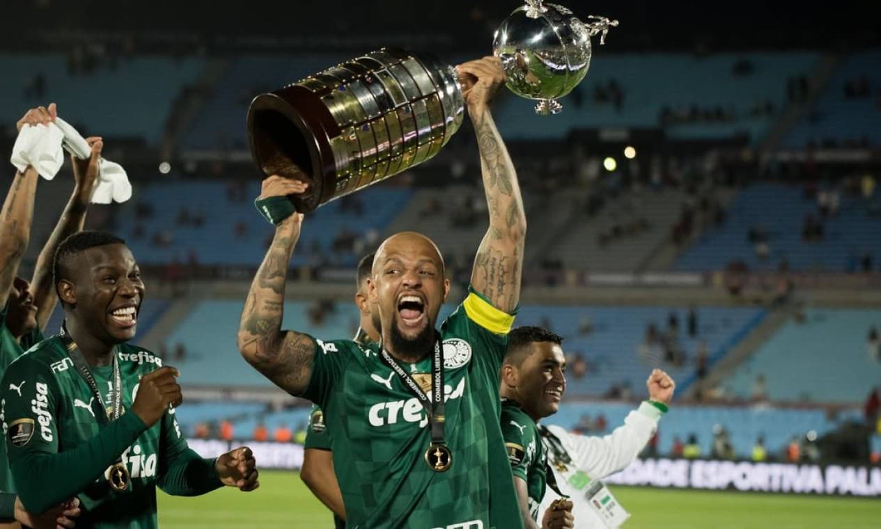 Felipe Melo inova em estilo no que pode ser seu último dia de trabalho no Palmeiras na carreira