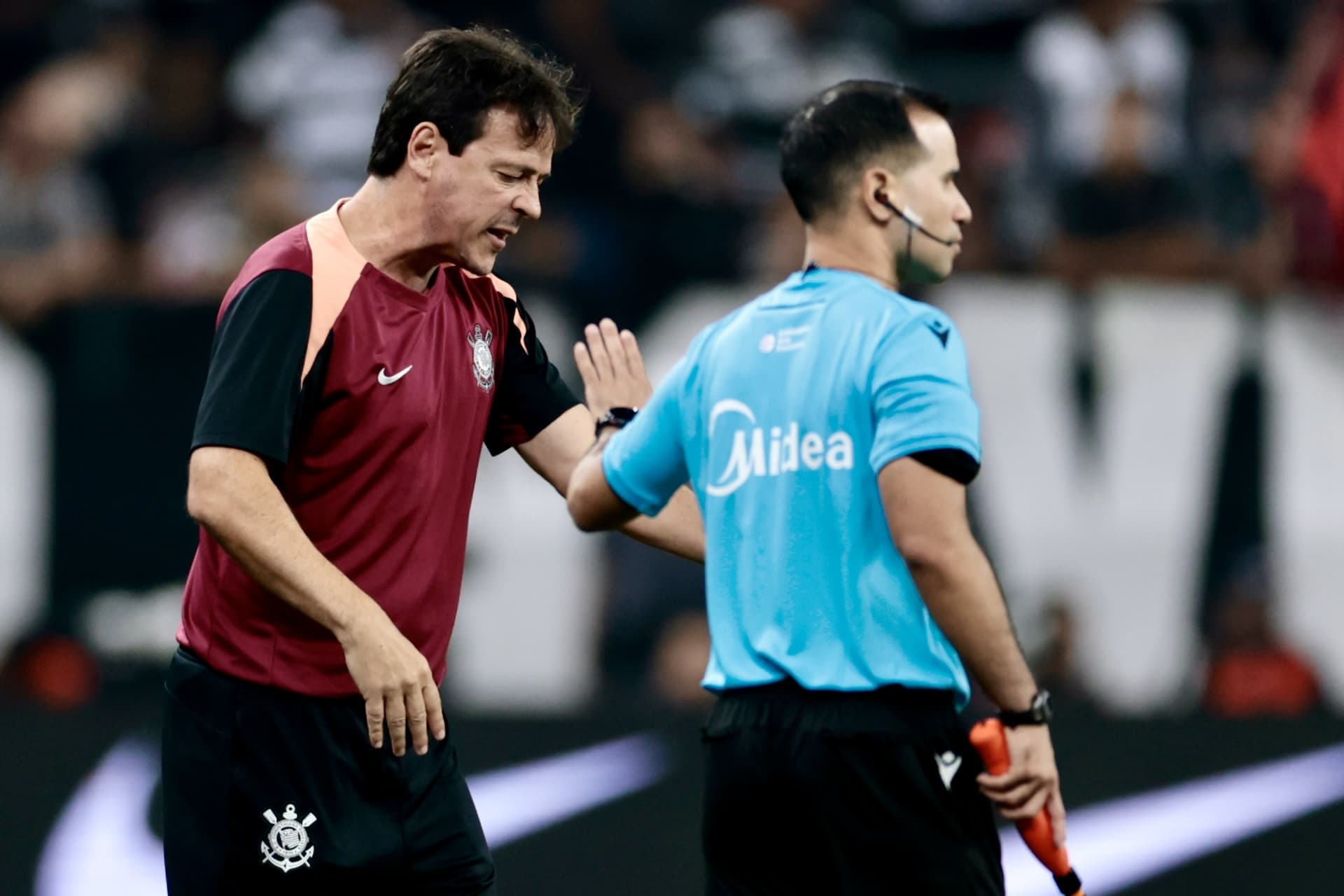 Fernando Diniz técnico do Corinthians durante partida contra o Palmeiras no estádio Arena Corinthians pelo campeonato Brasileiro A 2026. Foto: Marcello Zambrana/AGIF
