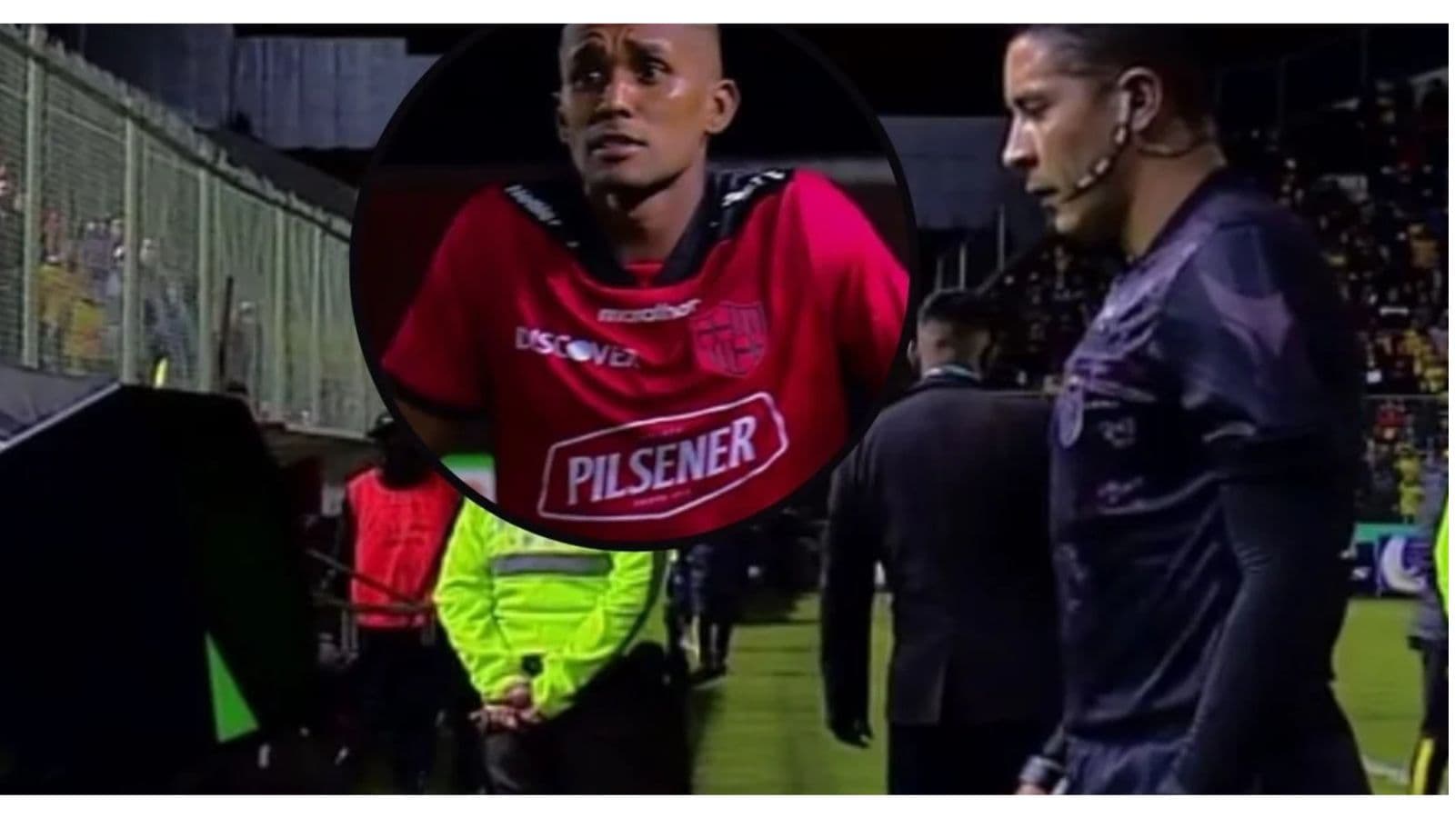Fidel Martínez viu o cartão vermelho e, depois de ver a ação no VAR, o quarto árbitro teve que levá-lo de volta ao campo.