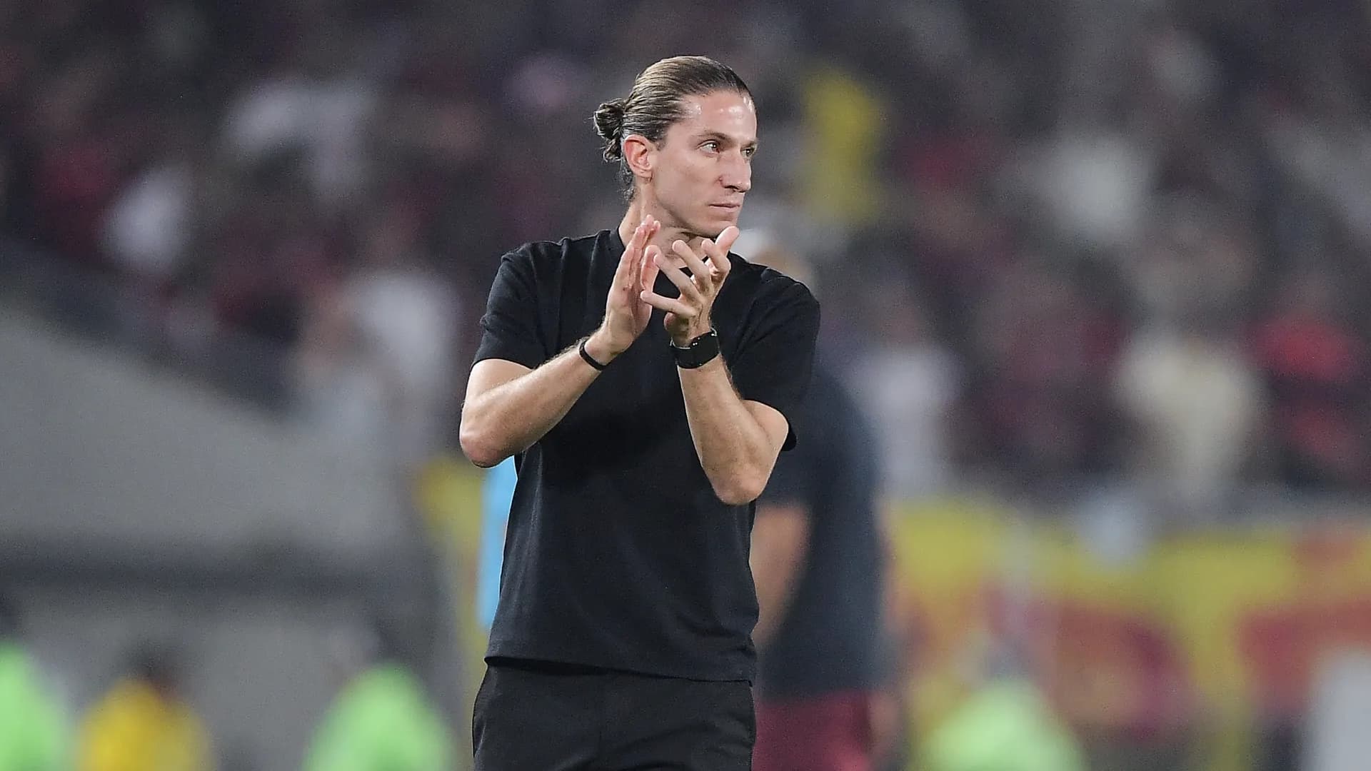 Filipe Luís comandando o Flamengo. Foto: Thiago Ribeiro/AGIF