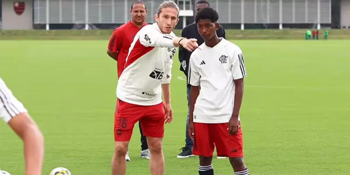 Filipe Luís em treino da base do Flamengo
