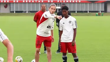 Filipe Luís em treino da base do Flamengo