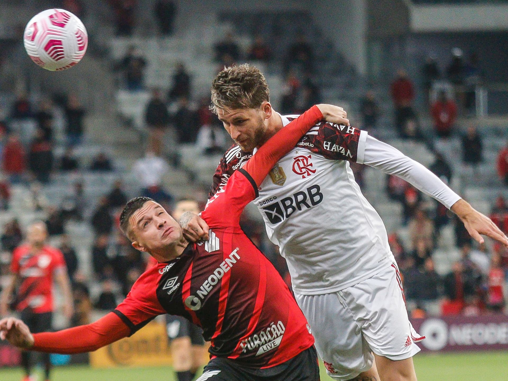 Flamengo busca revanche contra o Atlético-PR que pode o colocar ainda mais perto do Atlético-MG