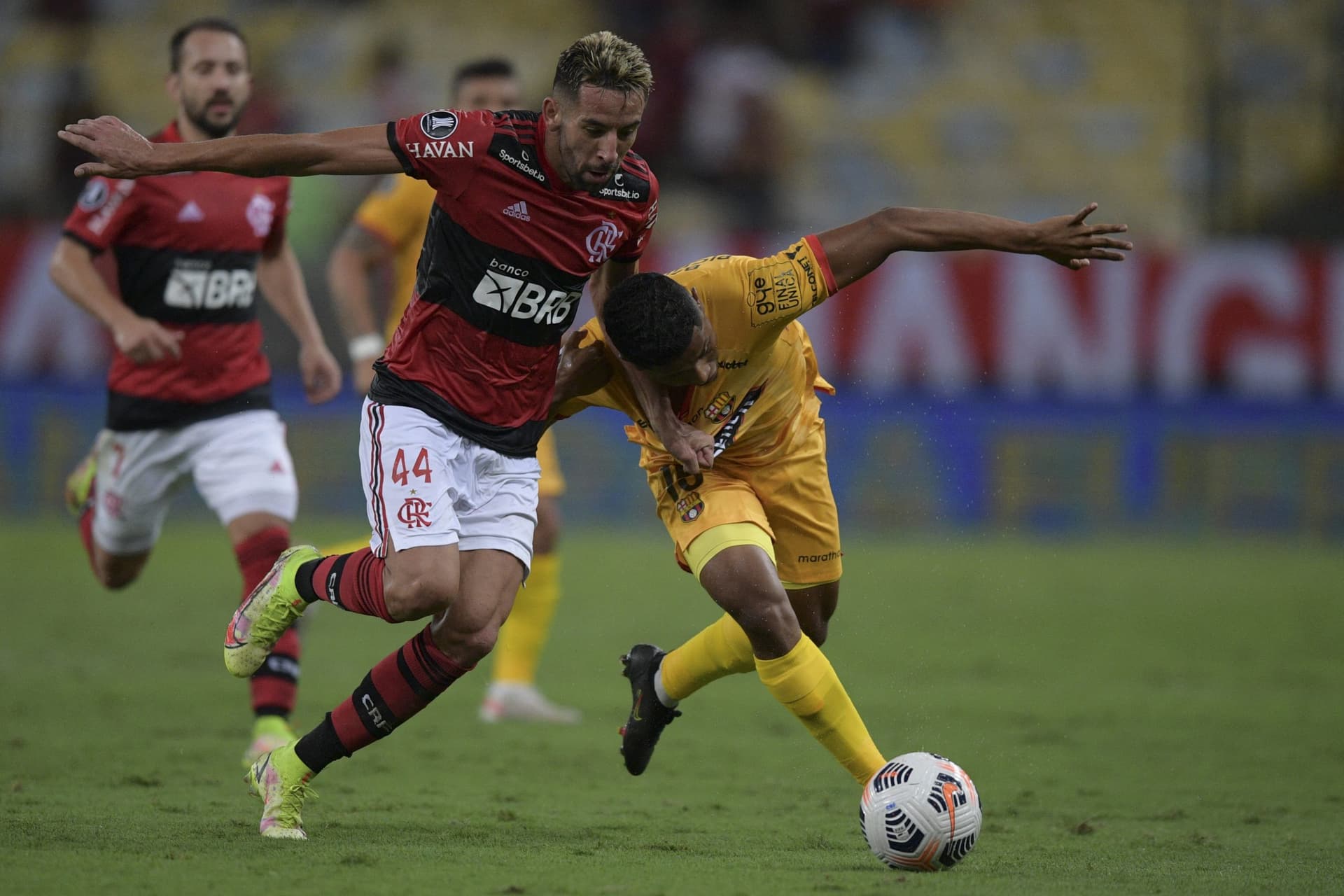 Flamengo conseguiu evitar quase todas as convocações, mas Maurício Isla defenderá o Chile pelas Eliminatórias para a Copa do Mundo