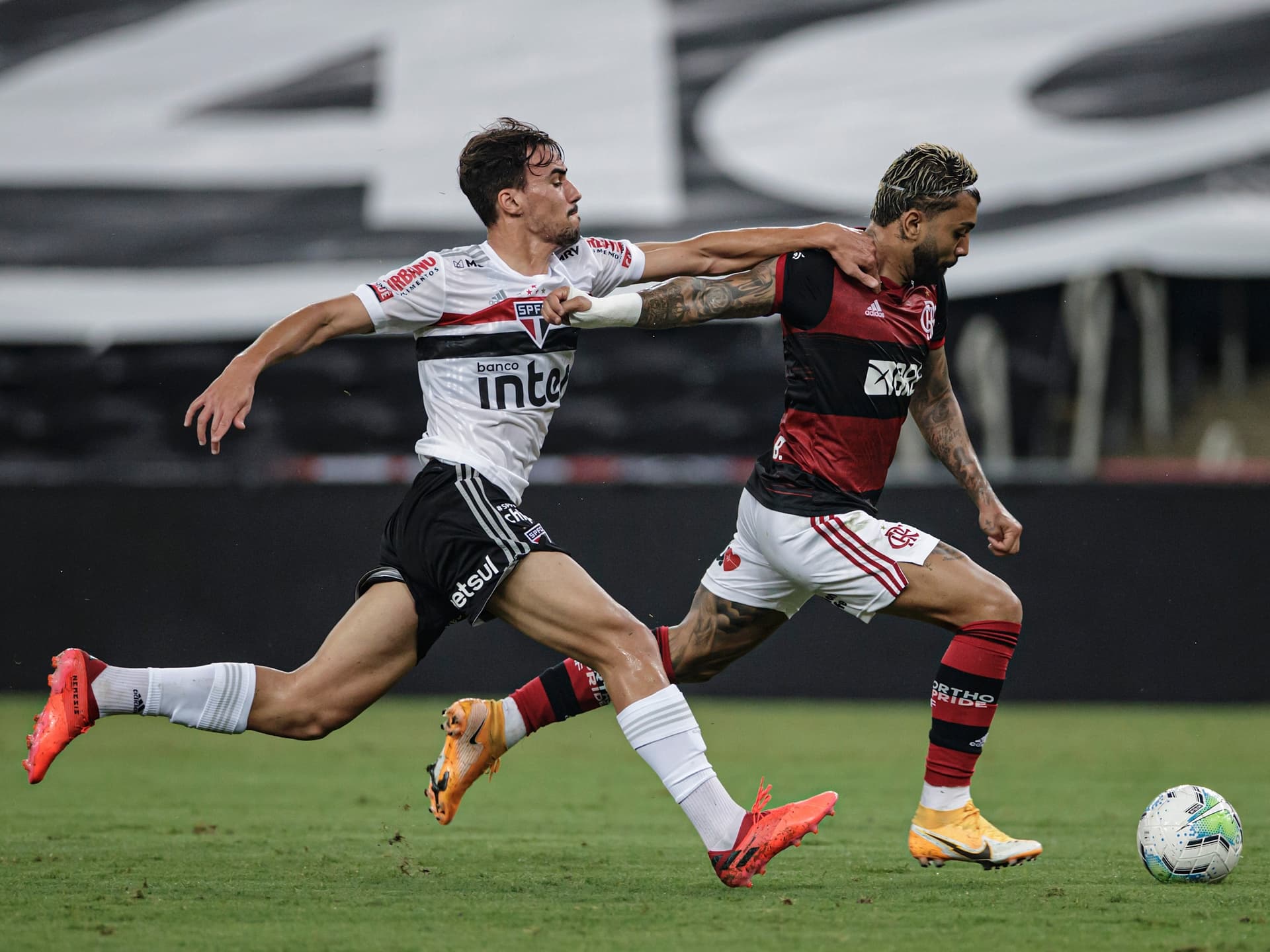 Flamengo e São Paulo devem levar os melhores jogadores para o duelo