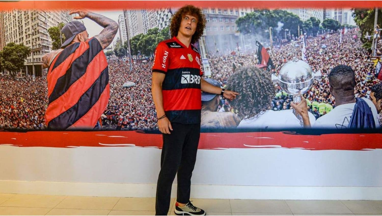 Flamengo empata com o Grêmio e garante vaga até o momento; David Luiz vai ao Estádio do Maracanã pela primeira vez e perucas ganham o Rio de Janeiro