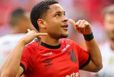 Flamengo perde no primeiro tempo para o Paranaense e Vítor Roque tem sido um pesadelo para David Luiz