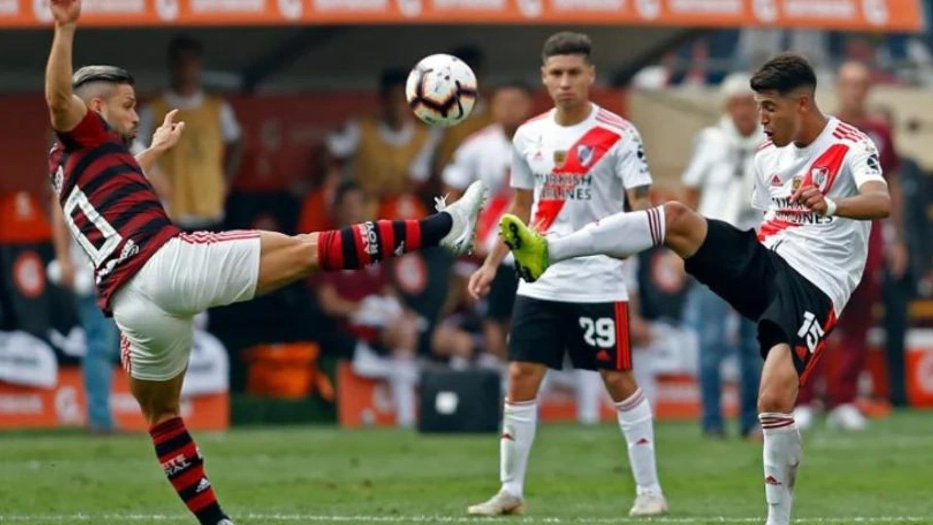 Flamengo recebeu uma sondagem do empresário do jogador e avalia negociação
