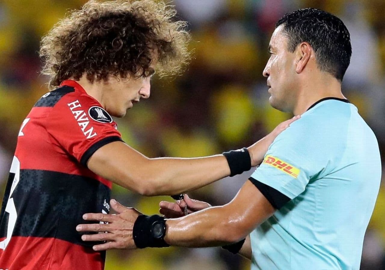 Flamengo vence o Barcelona de Guayaquil por 1 a 0 ao fim do primeiro tempo e está mais perto da final; David Luiz sai machucado no começo do jogo