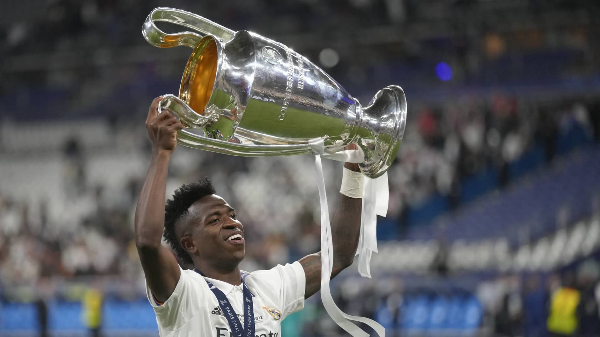 Florentino Pérez contratou um jovem brasileiro que não estreou por 45 milhões e com 21 conquistou a Liga dos Campeões em Paris pelo clube branco.