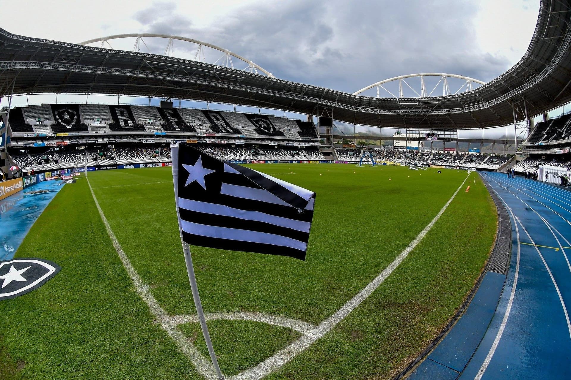 Funcionário do clube alvinegro afirma que foi rendido por torcedores de organizada do Botafogo