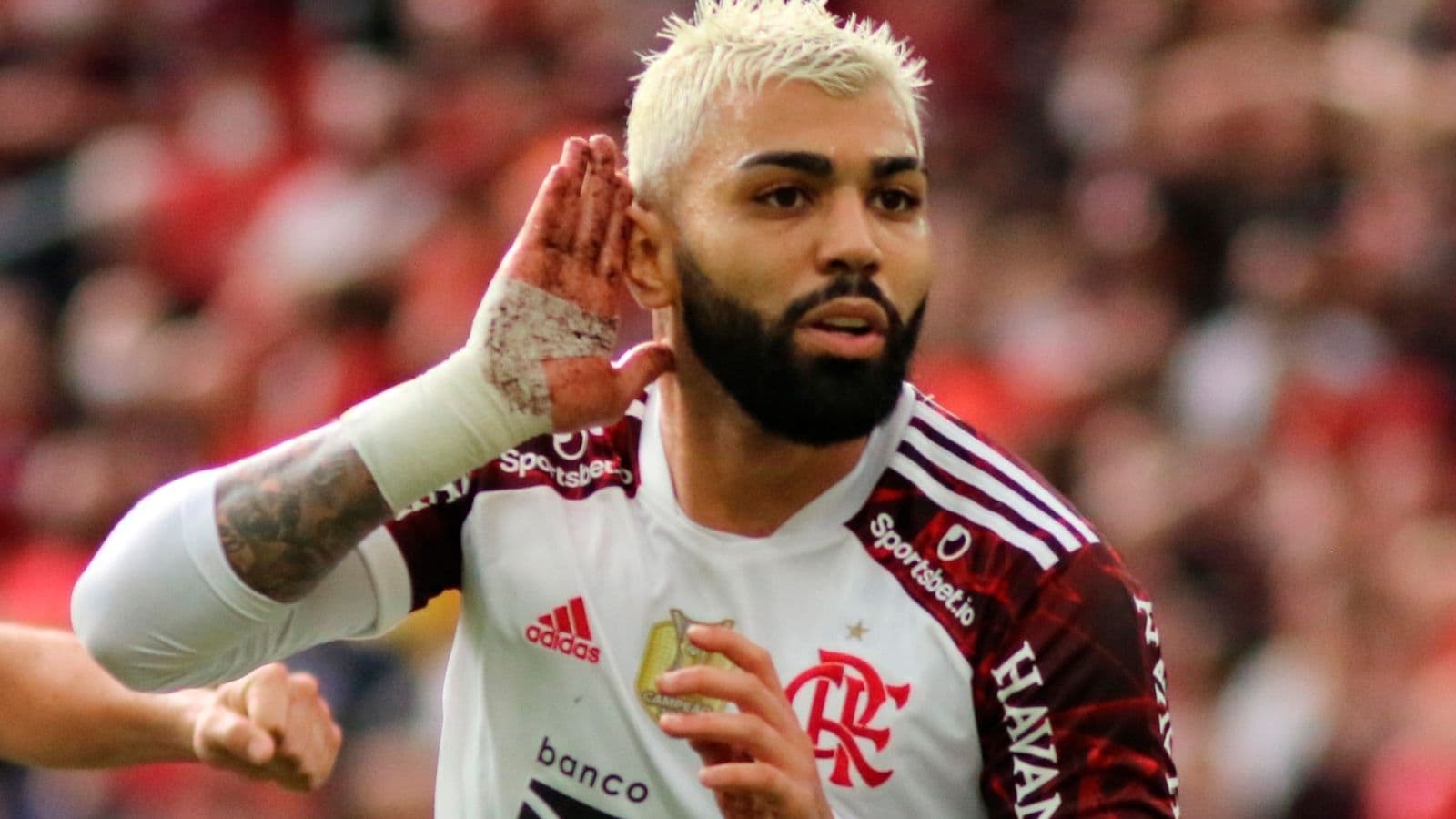 Gabigol marcou um gol, mas perdeu outro contra o América.