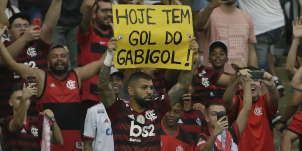 Gabigol recebeu e conversou com torcedores que foram cobrar o Flamengo no CT do Ninho do Urubu
