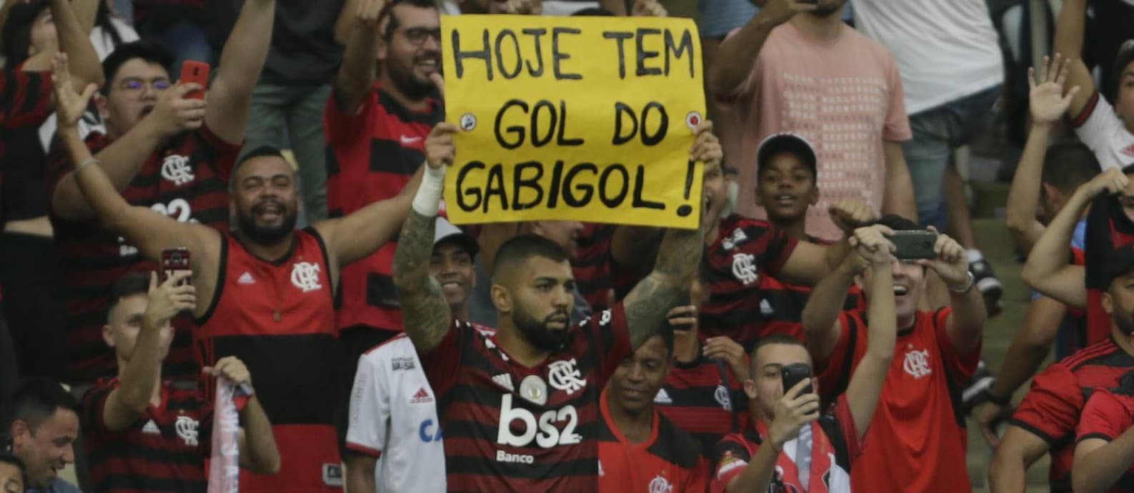 Gabigol recebeu e conversou com torcedores que foram cobrar o Flamengo no CT do Ninho do Urubu