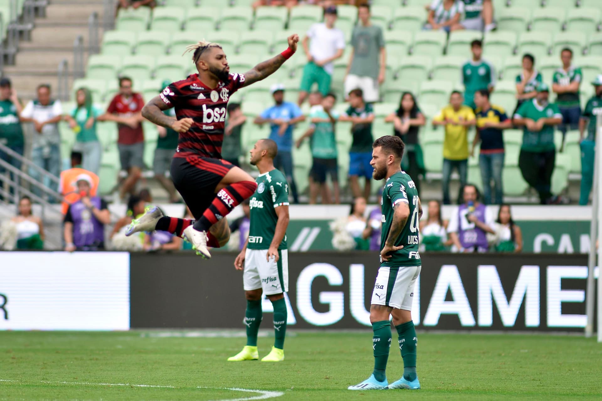 Gabriel Barbosa chegou ao gol de número 100 na vitória diante do Bahia e aumentou seu status no Flamengo antes de final da Libertadores