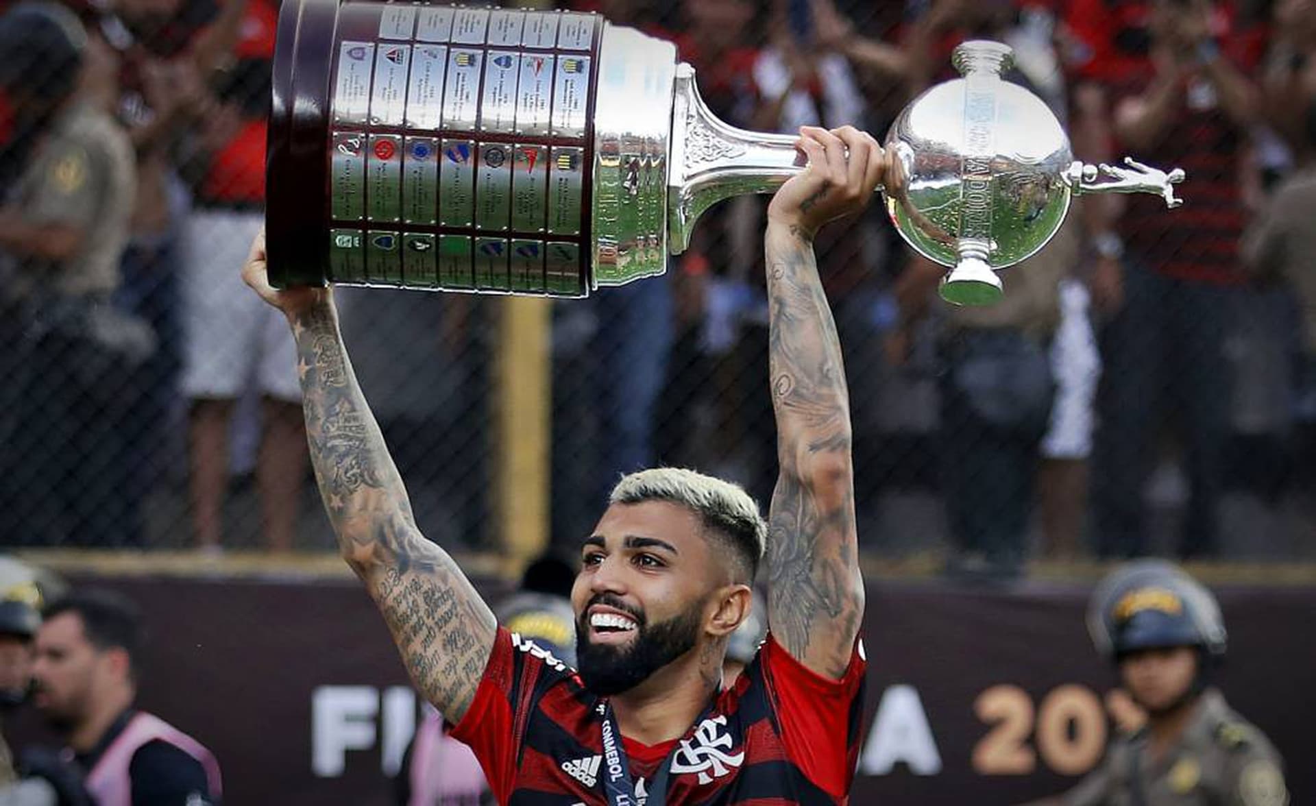 Gabriel Barbosa completa 25 anos nesta segunda-feira (30) e até a Copa Libertadores não resiste ao craque do Flamengo