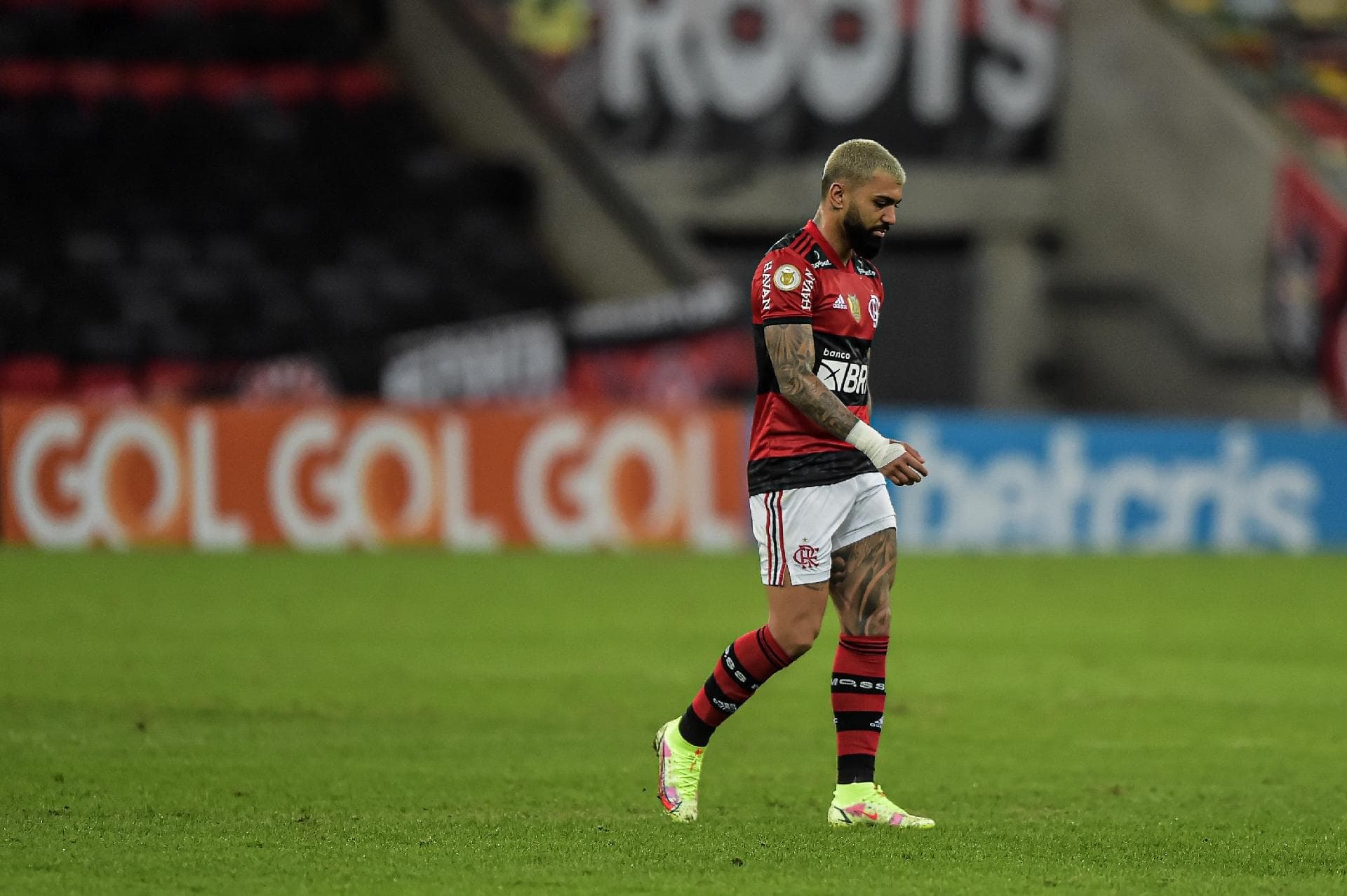 Gabriel Barbosa é rebatido por jornalista após atitudes que motivaram sua expulsão na derrota para o Internacional