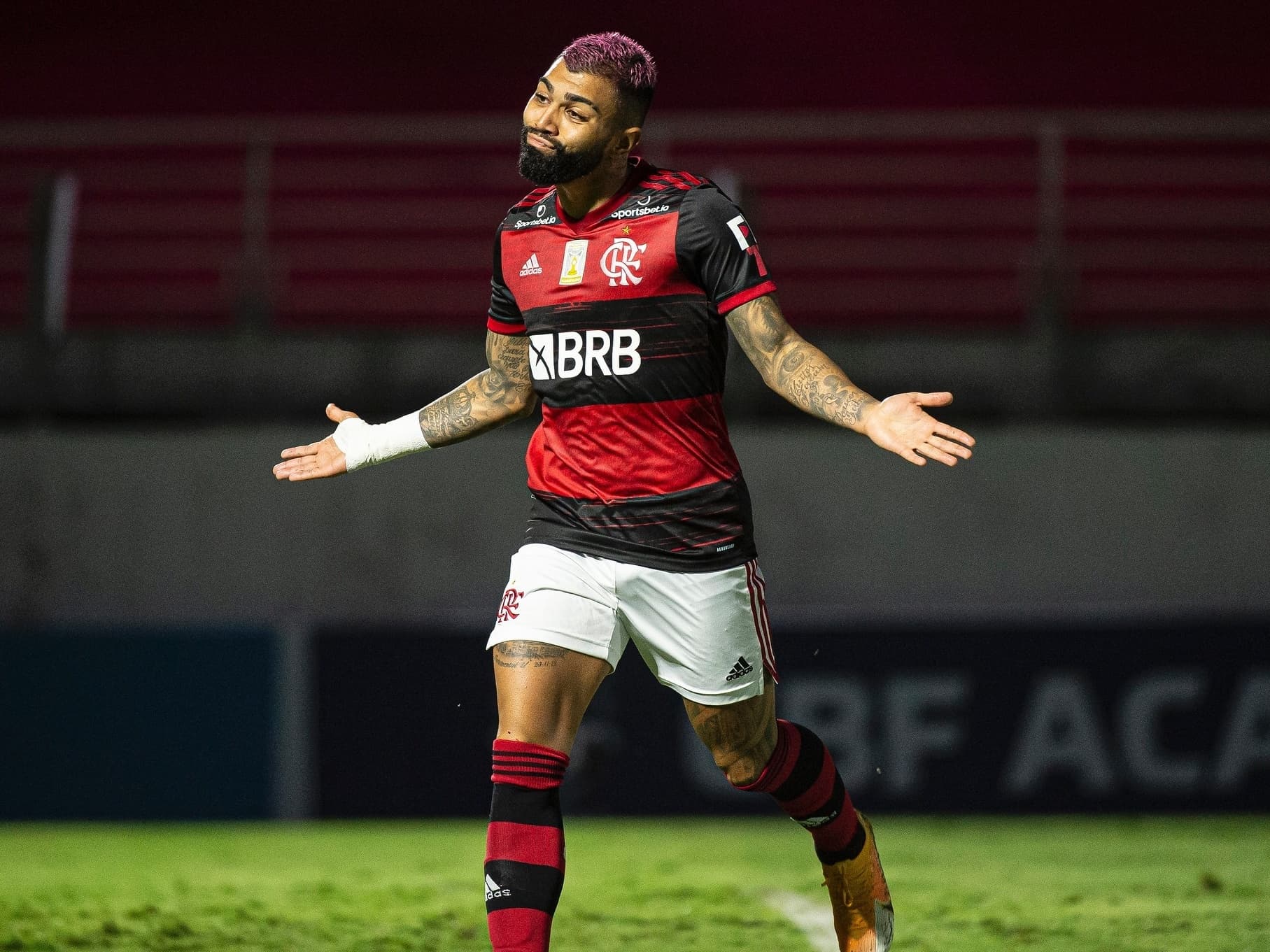 Gabriel Barbosa marcou três gols contra o Santos, lançou música própria e faz 25 anos nesta segunda-feira (30)