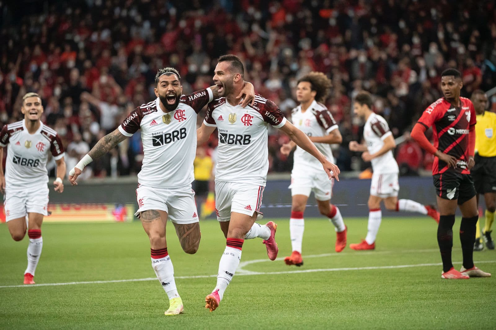 Gabriel Barbosa não ligou para toda a humilhação que passou para fazer um fã feliz no estádio rival
