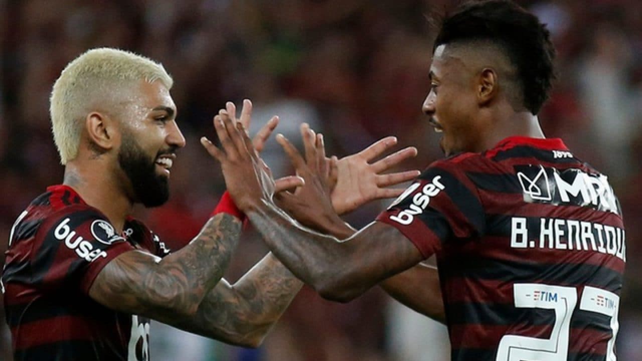Gabriel Barbosa prova sintonia em campo, mas entrega clima nada amistoso com Bruno Henrique nos treinos
