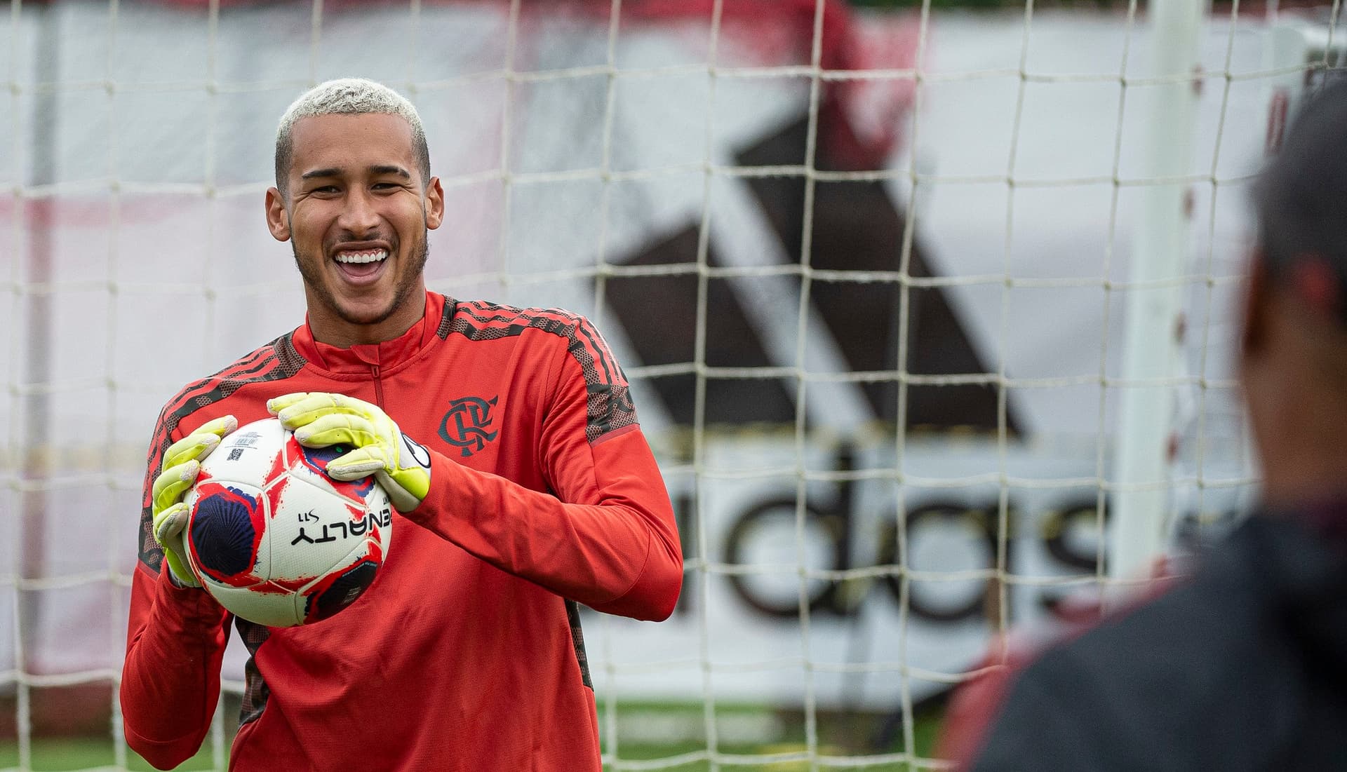 Gabriel Batista deixou Hugo Souza para trás no Flamengo