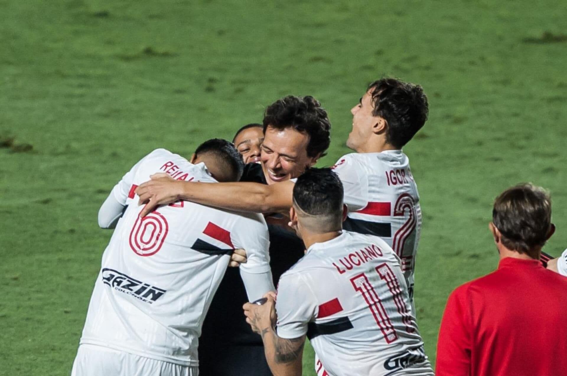 Gabriel Sara, meia revelado pelo São Paulo, tem sido destaque no futebol europeu. Ele foi eleito o melhor jogador do Norwich, da Inglaterra