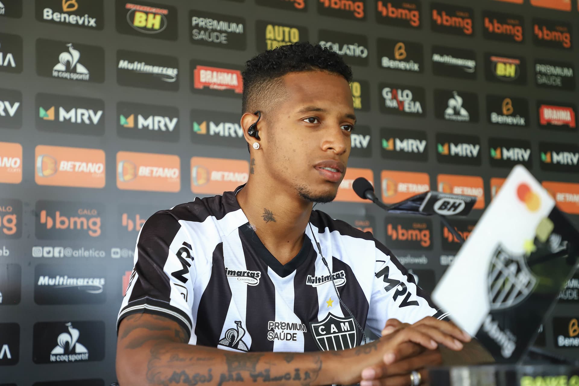 Gigante brasileiro está em interessado em volante que está de saída do Galo