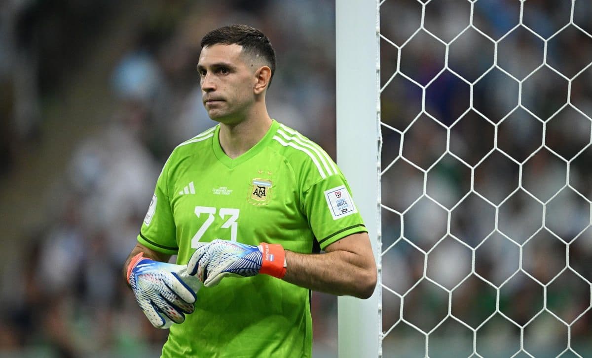 Goleiro argentino explicou sobre gesto obceno após receber o prêmio de Melhor Goleiro