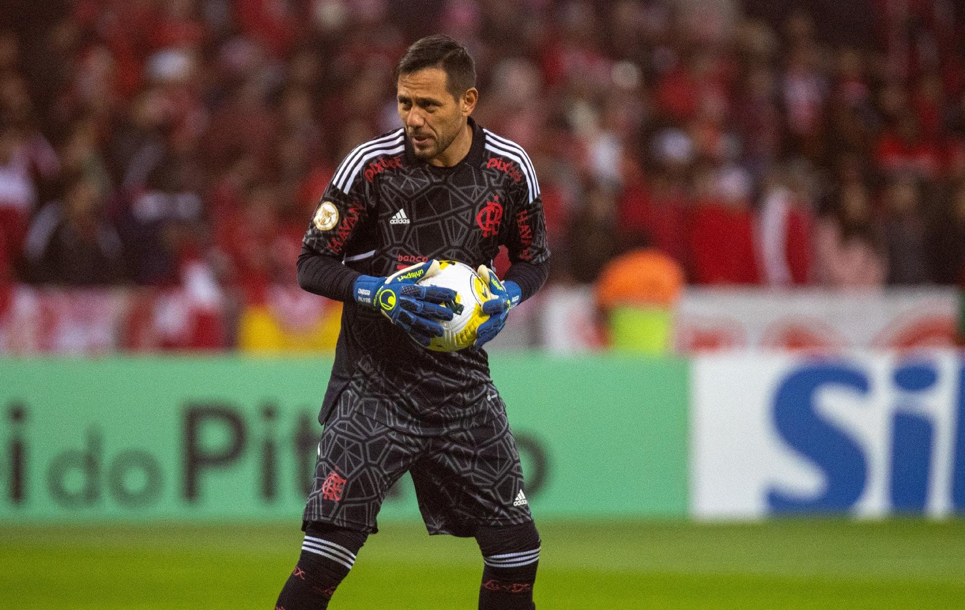 Goleiro deixou o Flamengo após cinco anos e vários títulos conquistados nesse período