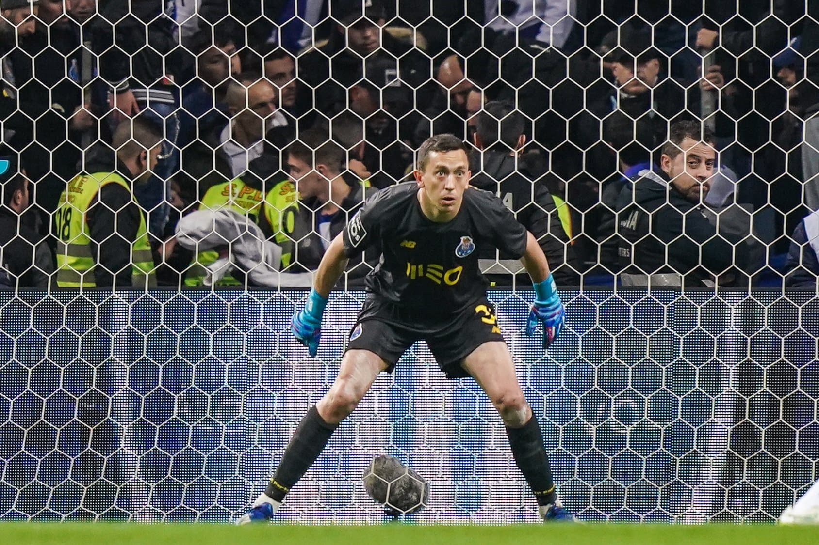 Goleiro deseja sair do Porto, mas o clube português estipulou um alto valor pelo argentino