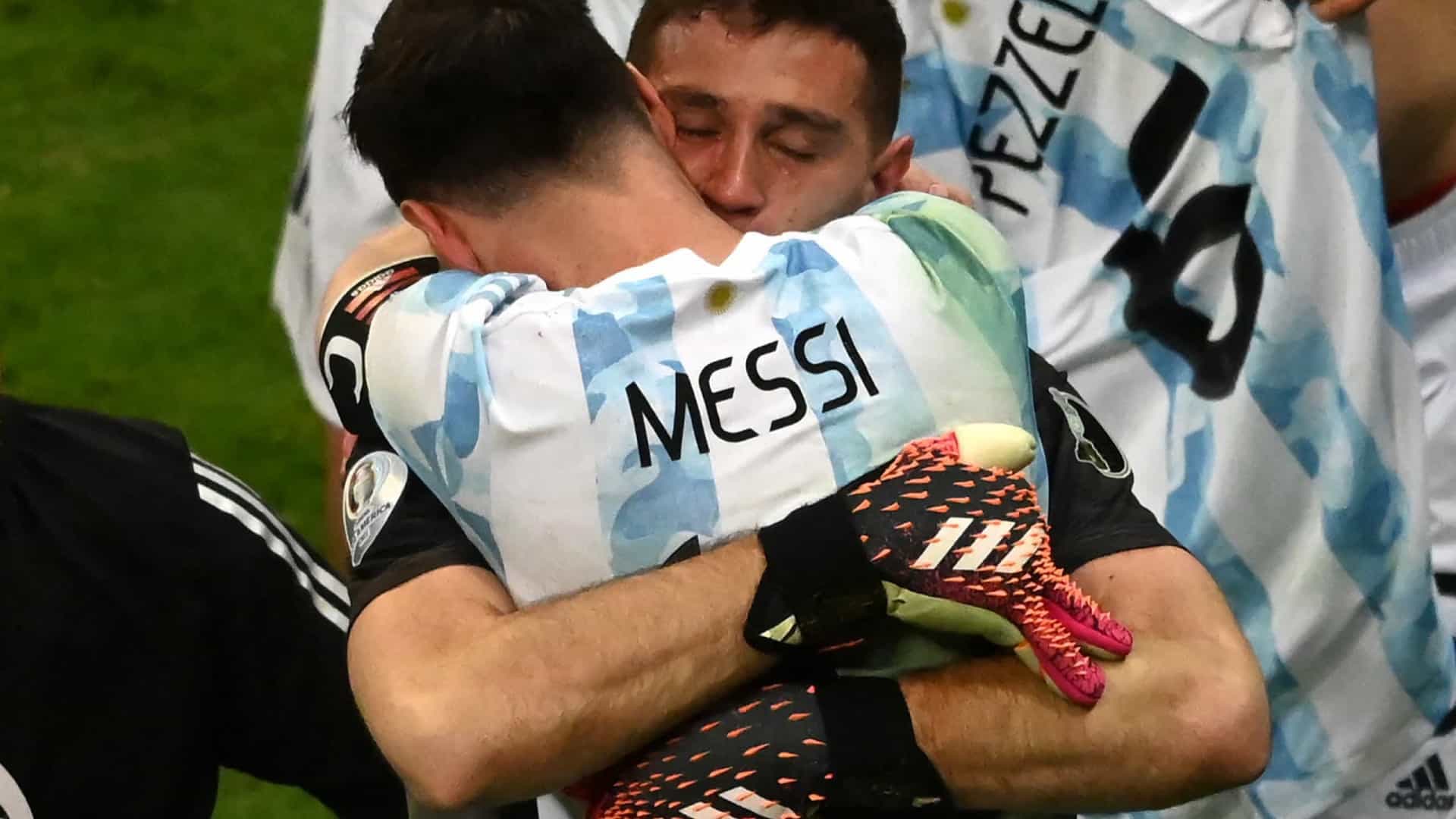 Goleiro Emiliano Martínez falou sobre a partida após chegar em Buenos Aires