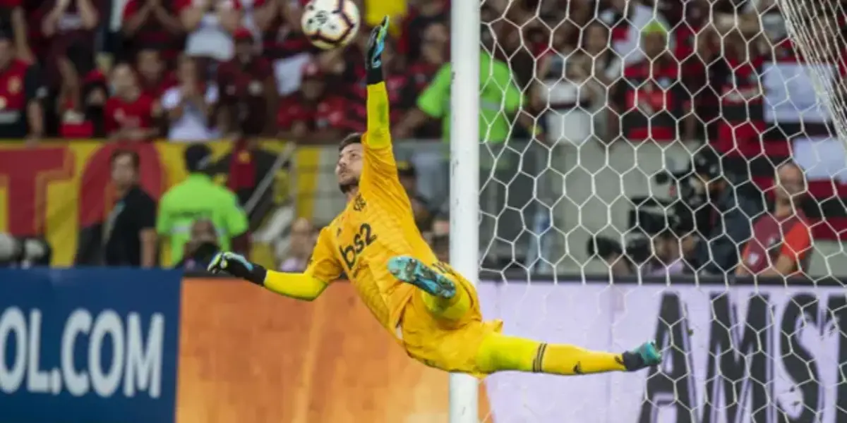 Goleiro ex-Flamengo é conhecido pela "catimba" na hora do pênalti. Ele já parou Messi e CR7
