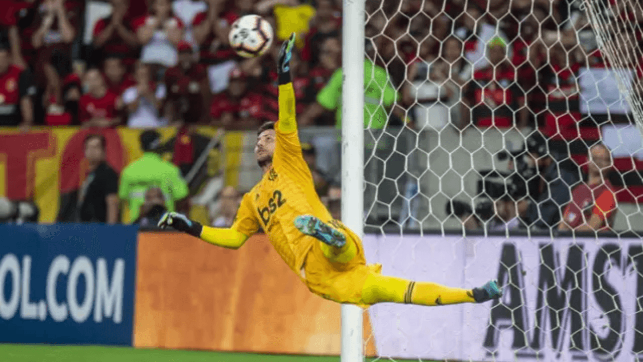 Goleiro ex-Flamengo é conhecido pela "catimba" na hora do pênalti. Ele já parou Messi e CR7