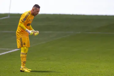 Goleiro foi o herói do título rubro-negro neste domingo (11)