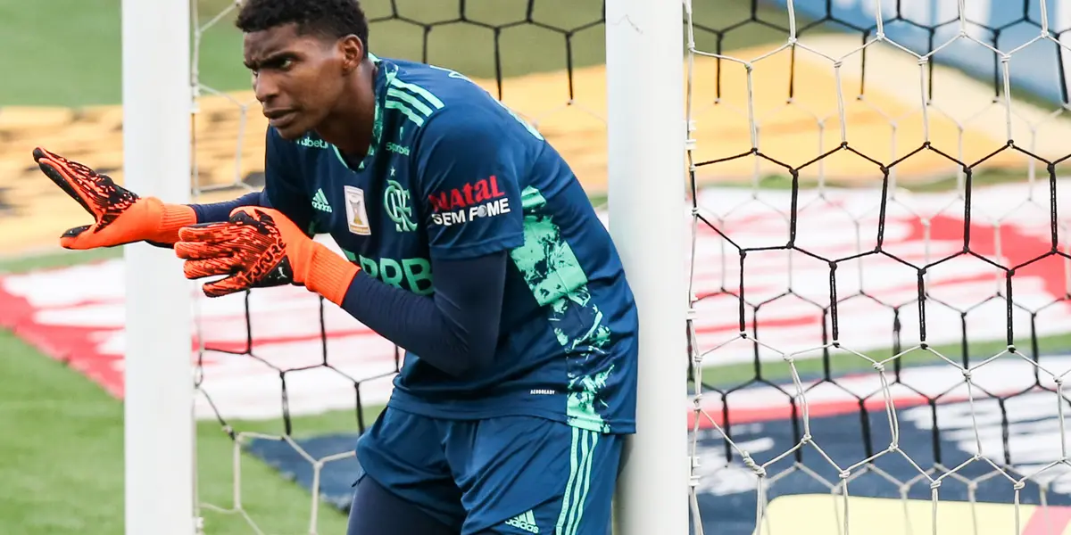 Goleiro Hugo ficou próximo de cometer outra falha 'bisonha', mas foi salvo por companheiro