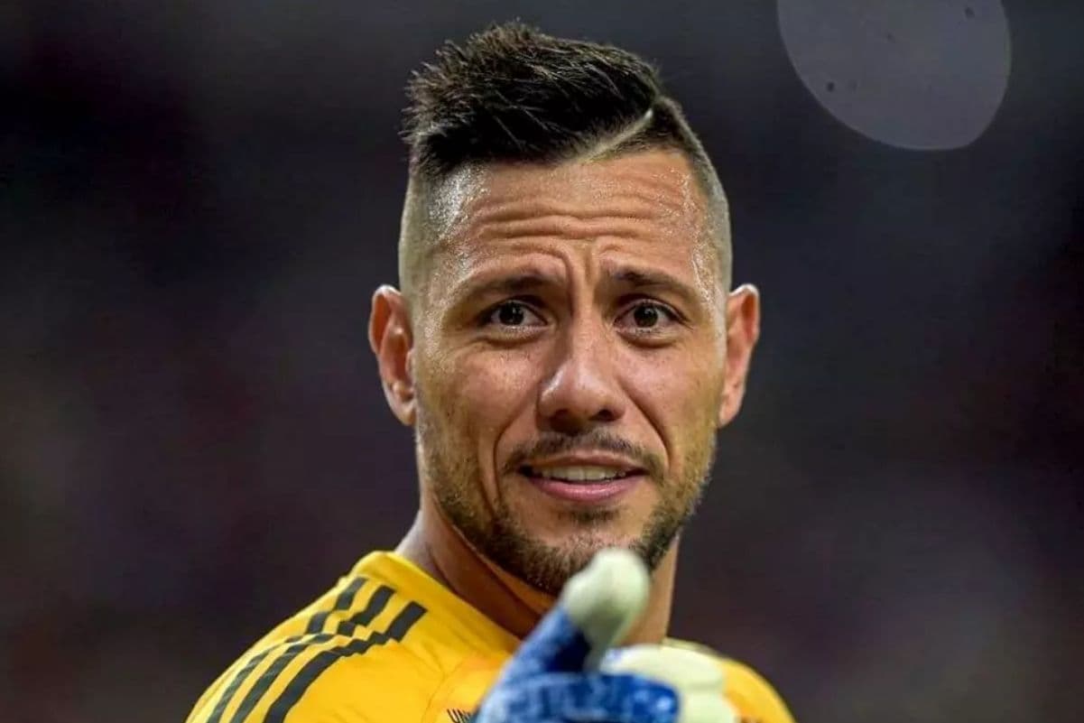 Goleiro se pronunciou pela primeira vez após especulações sobre sua saída do clube