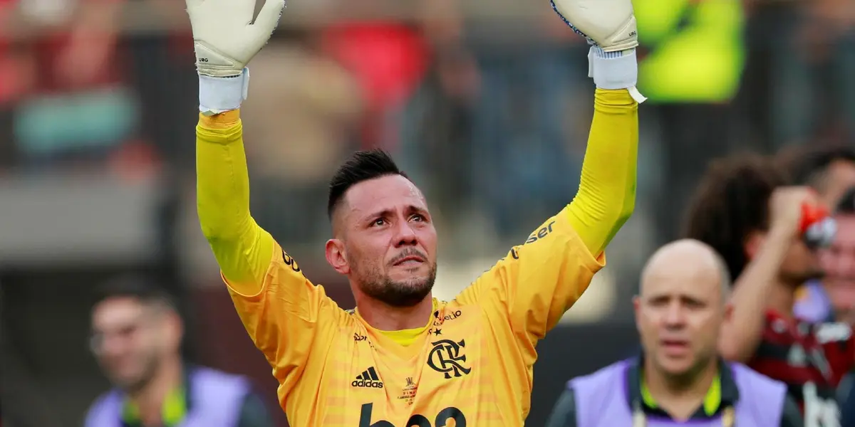 Goleiro tem caminho livre para deixar a Europa e ser o novo número 1 do Mengão