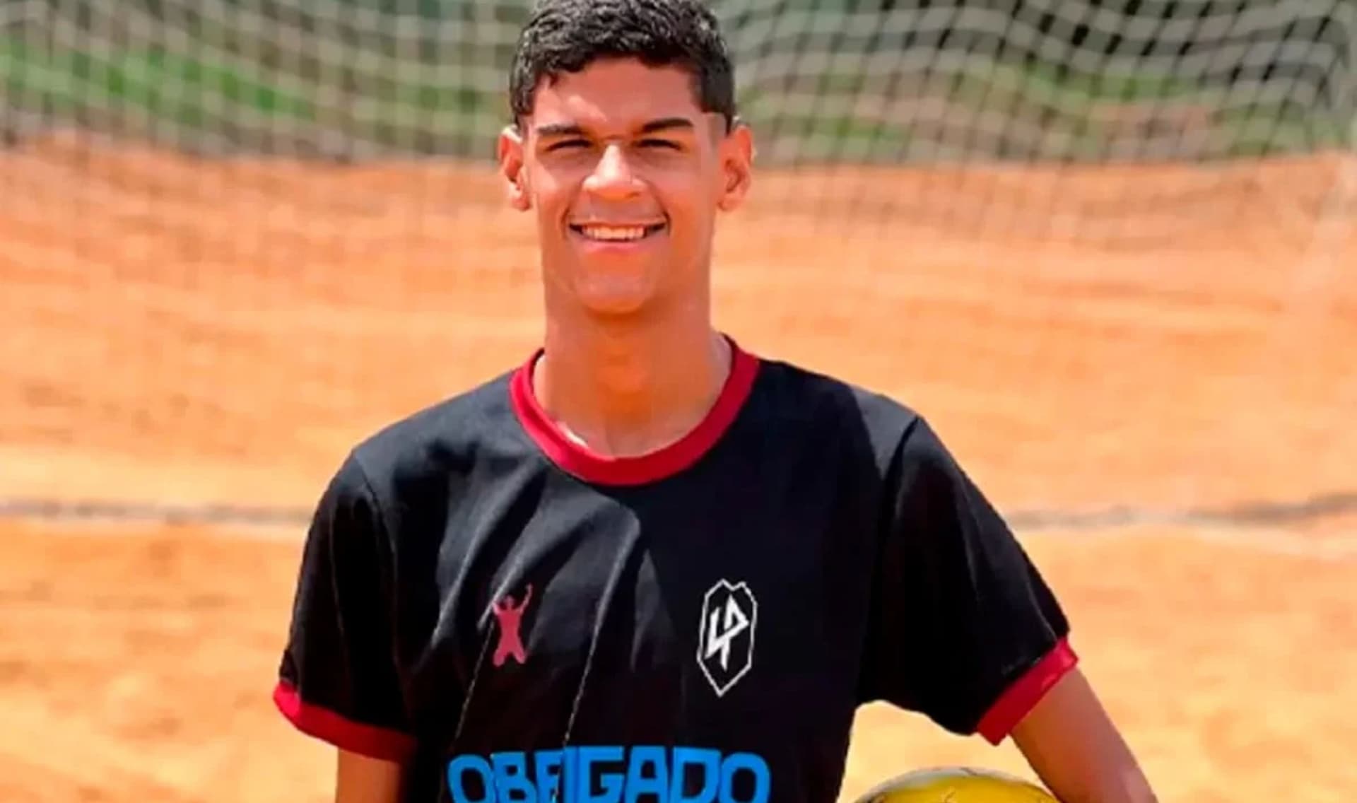 Grêmio anuncia contratação de Luva de Pedreiro