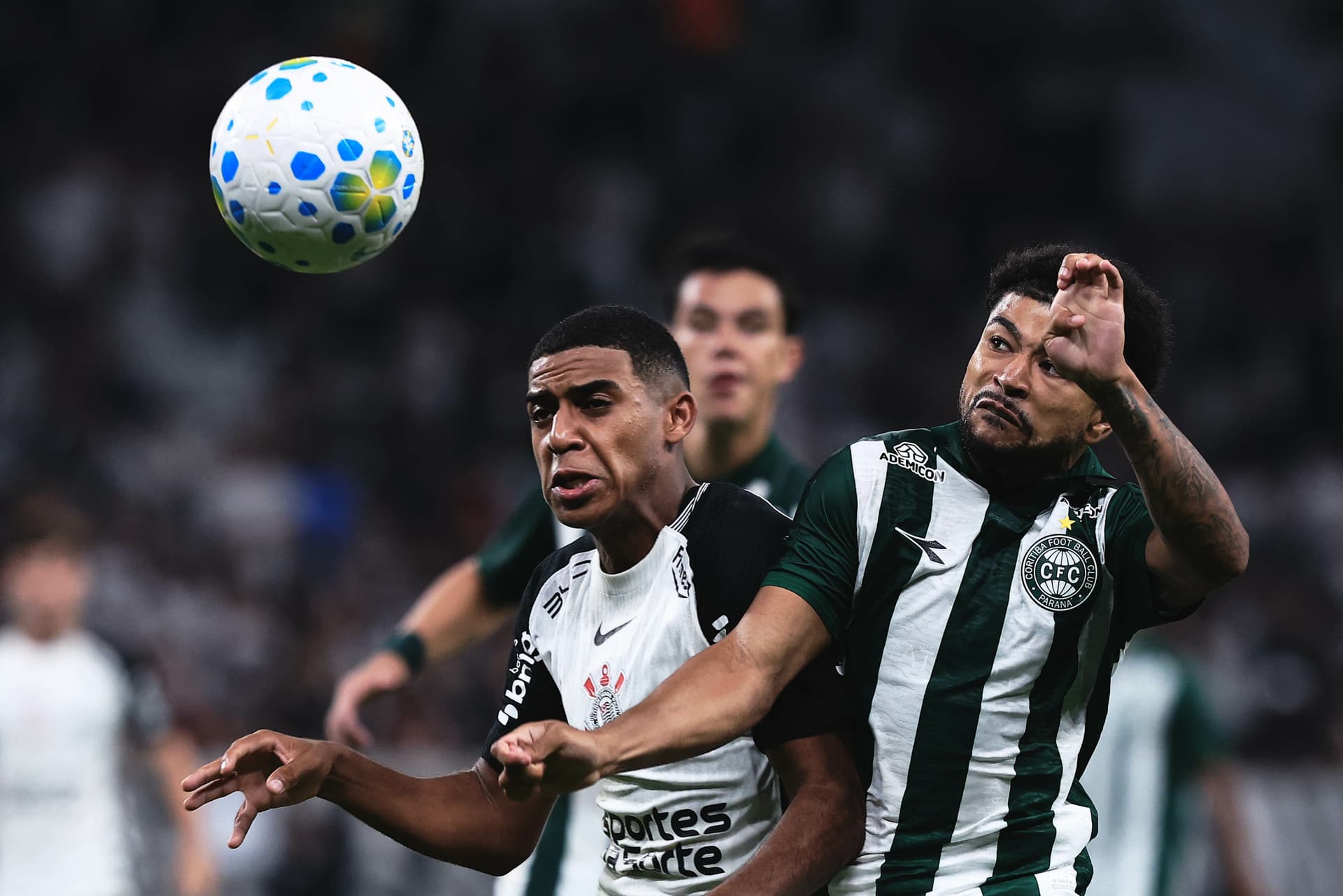 Gui Negão jogador do Corinthians disputa lance com Lucas Ronier jogador do Coritiba durante partida no estádio Arena Corinthians pelo campeonato Brasileiro A 2026. Foto: Ettore Chiereguini/AGIF