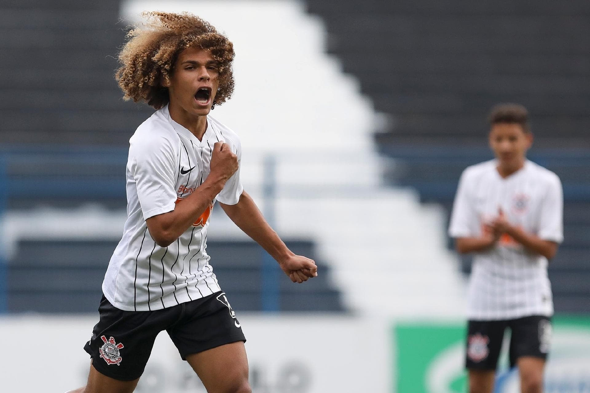 Guilherme Biro empolga torcedores com atuação de gala