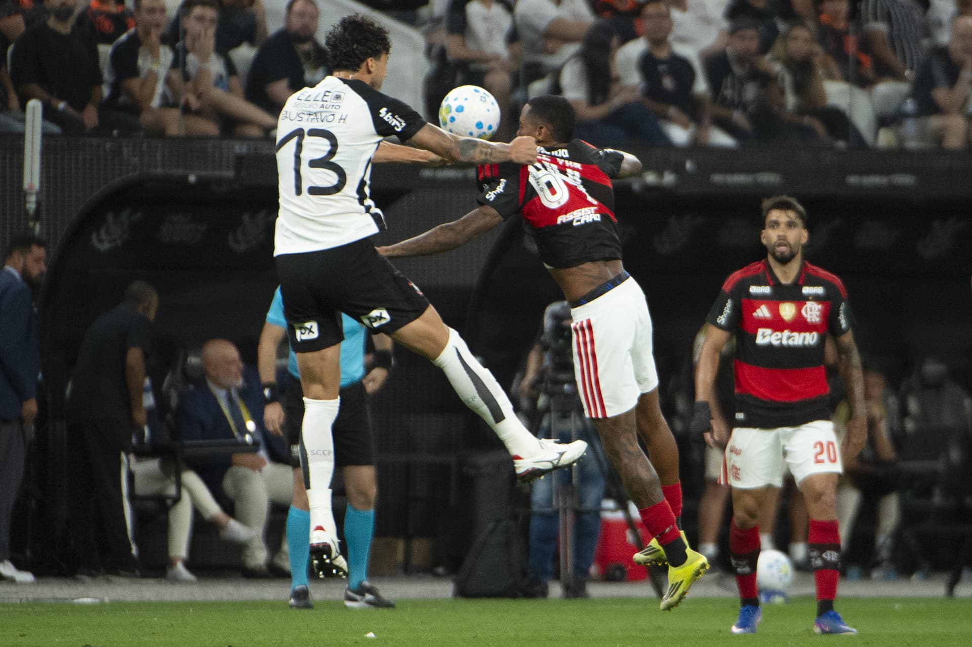 Gustavo Henrique jogador do Corinthians disputa lance com Wallace Yan jogador do Flamengo durante partida no estádio Arena Corinthians pelo campeonato Brasileiro A 2026. Foto: Anderson Romão/AGIF