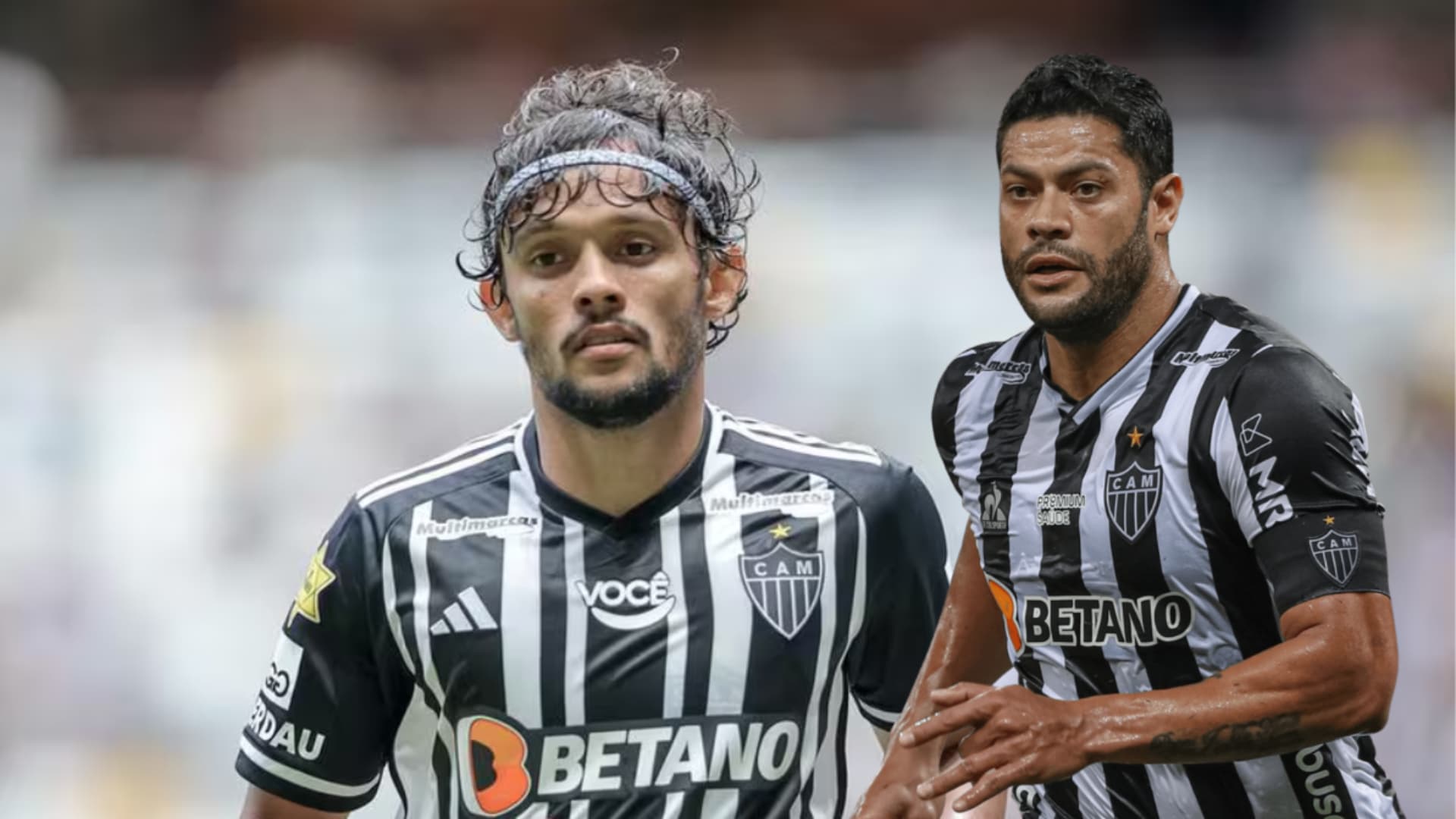Gustavo Scarpa e Hulk com a camisa do Atlético Mineiro