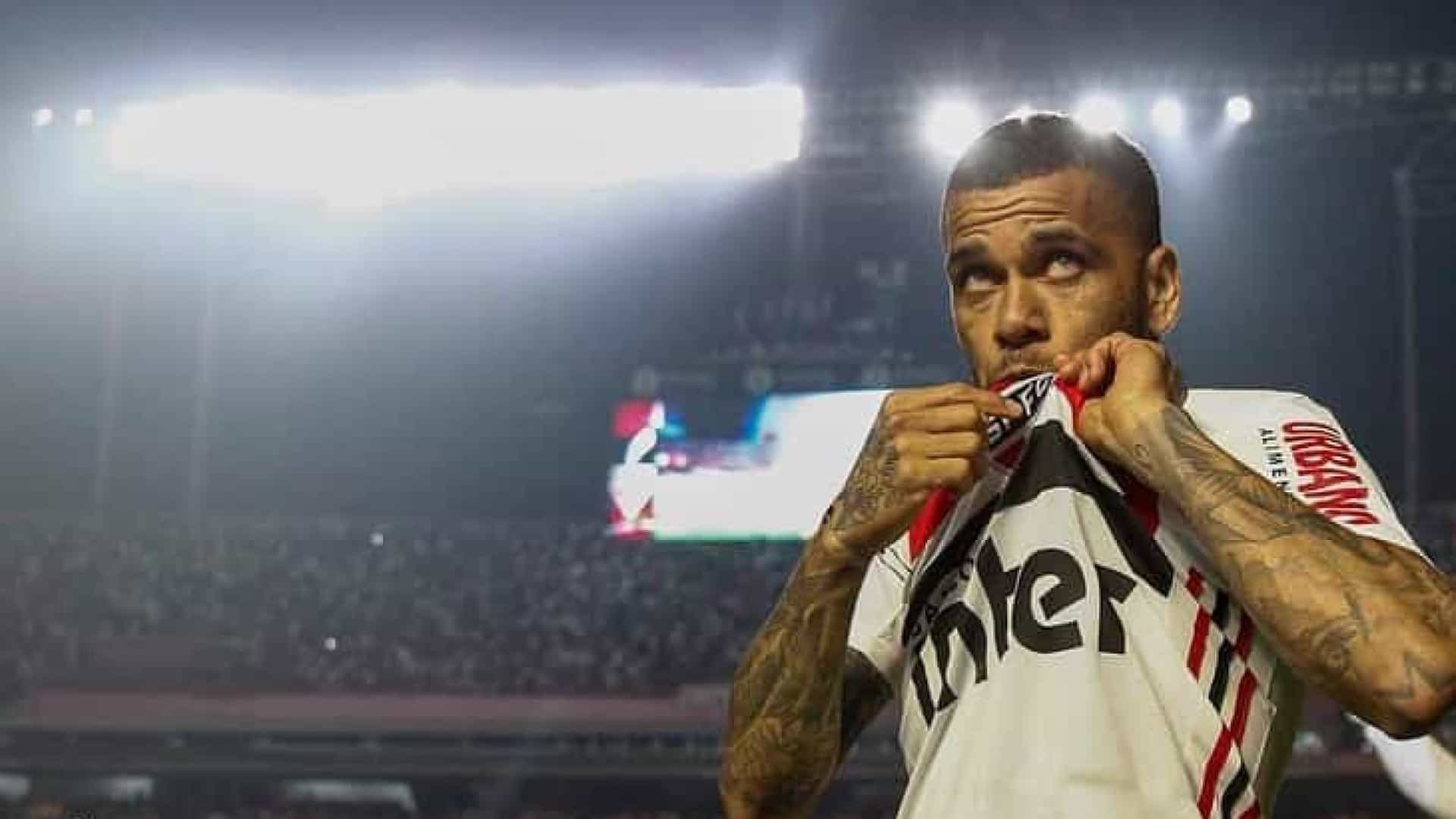 Hernán Crespo falou pela primeira vez após saída de Daniel Alves do São Paulo e entregou possível retorno do camisa 10