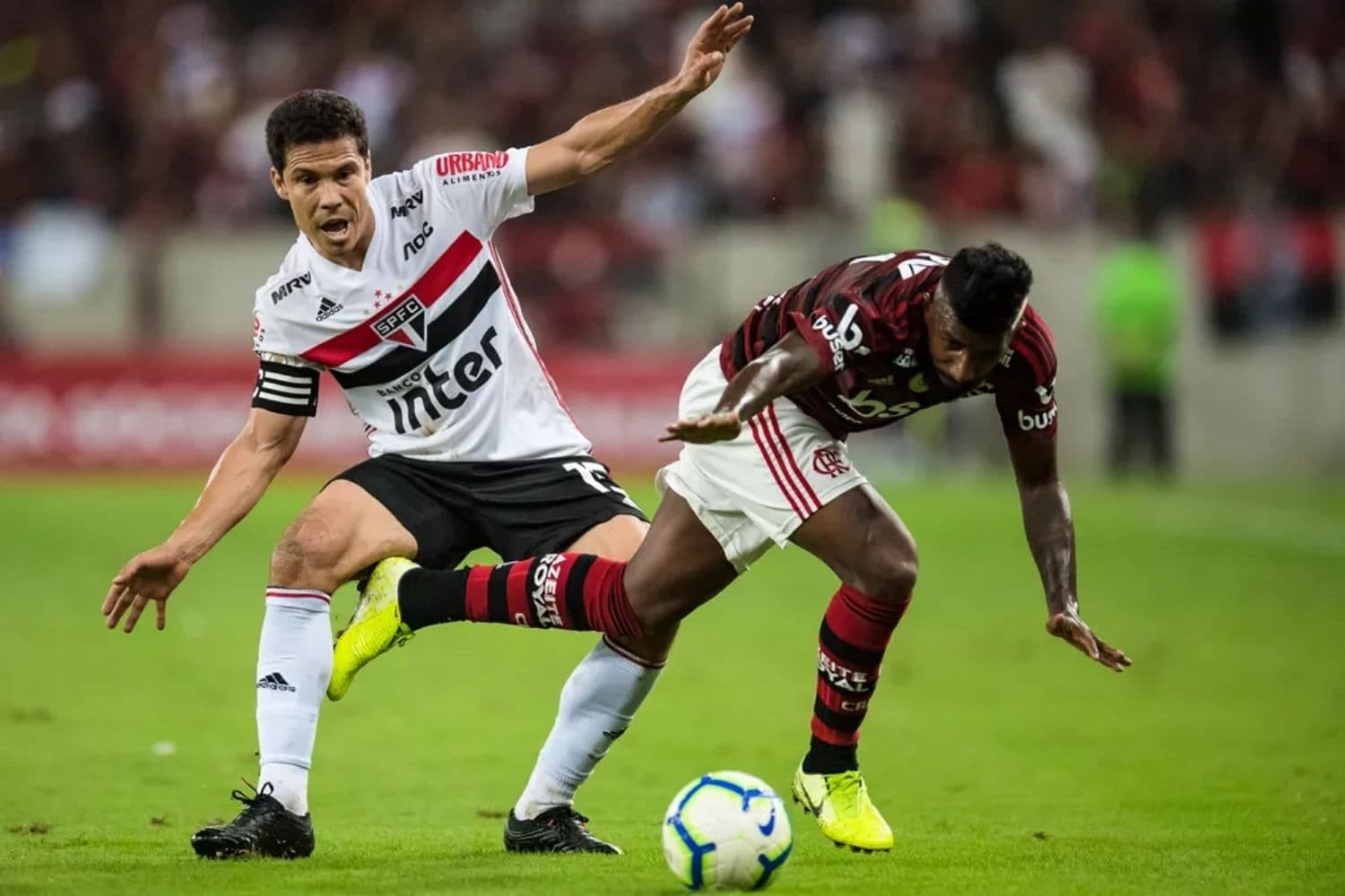Hernanes tem atendido a imprensa com frequência após saída do São Paulo