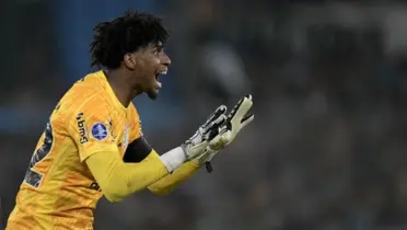 Hugo Souza em Corinthians e Racing — Foto: JUAN MABROMATA / AFP