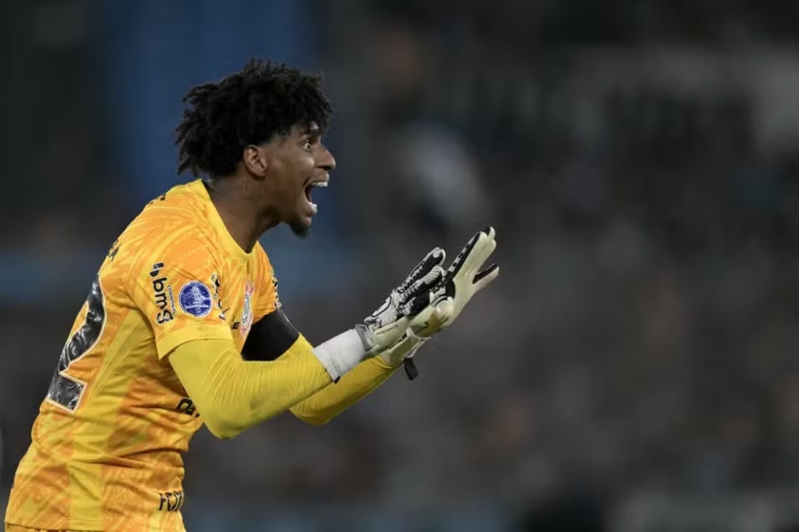 Hugo Souza em Corinthians e Racing — Foto: JUAN MABROMATA / AFP