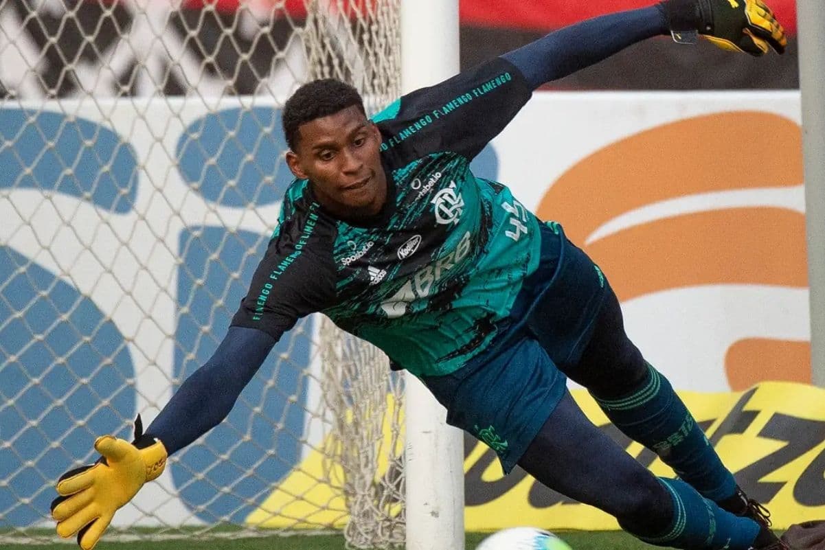 Hugo Souza foi gravado discutindo com torcedores e vídeo viralizou nas redes
