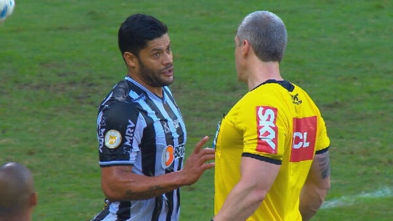 Hulk é conhecido pela fase artilheira, a força física e agora pela rivalidade com o árbitro mais forte do Brasil