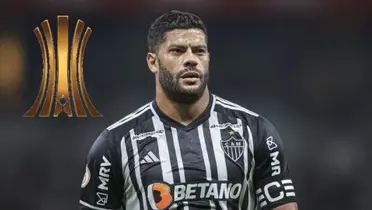 Hulk em ação pelo Galo ao lado do emblema oficial da Copa Libertadores